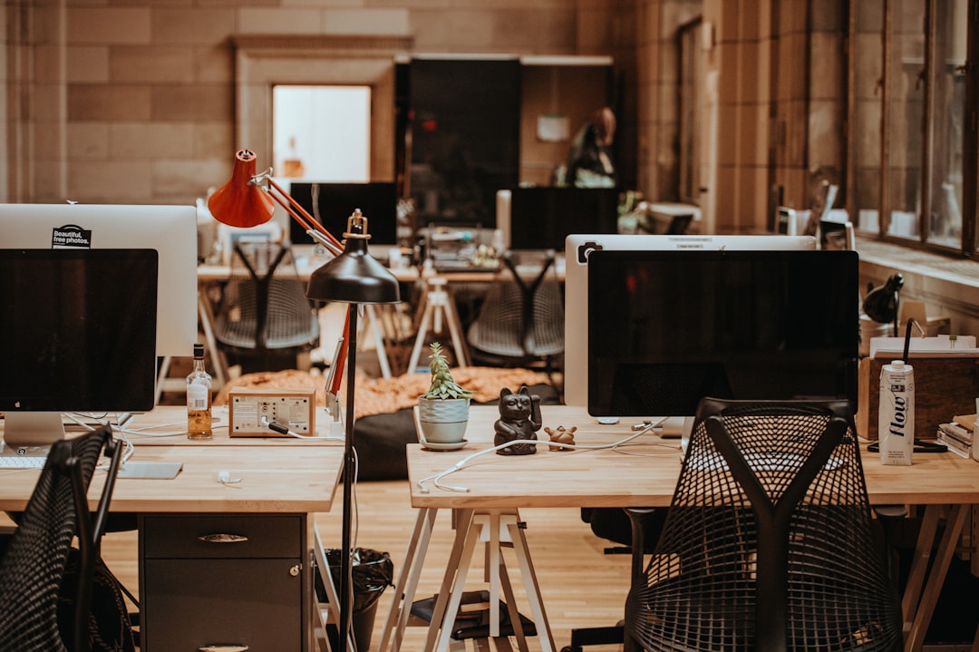 our-story Configuration de bureau au siège d'Unsplash